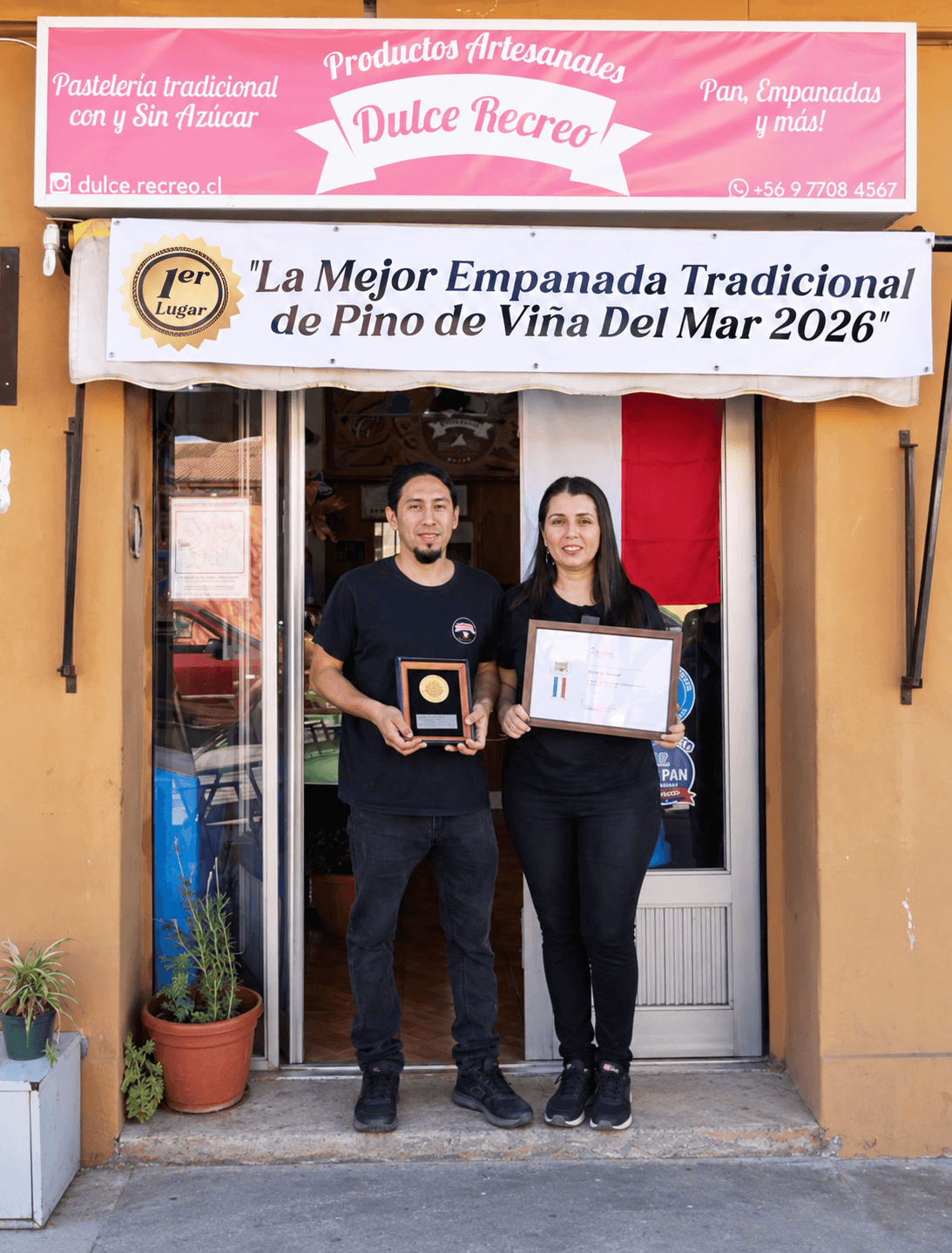 Fachada de Dulce Recreo en Habana, con sus dueños mostrando el reconocimiento a la mejor empanada de pino de Viña del Mar 2026
